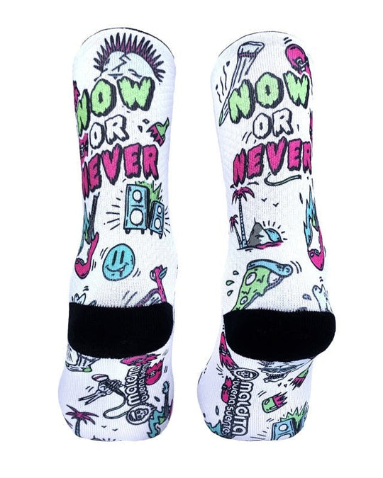 Meias Now or Never da Maldita Buena Suerte em branco, com lettering "NOW OR NEVER" e ilustrações coloridas de estilo punk e street art.