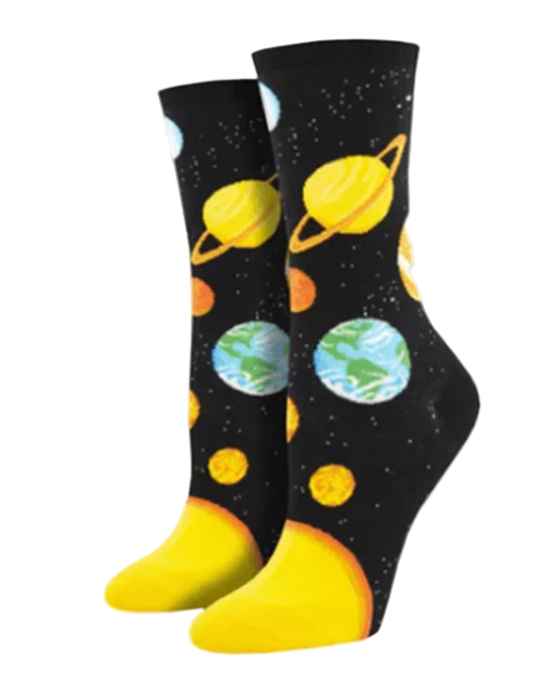 Meias Plutonic Relationship - Lifestyle da Socksmith em preto, com padrão de planetas do sistema solar, estrelas e detalhes em amarelo.