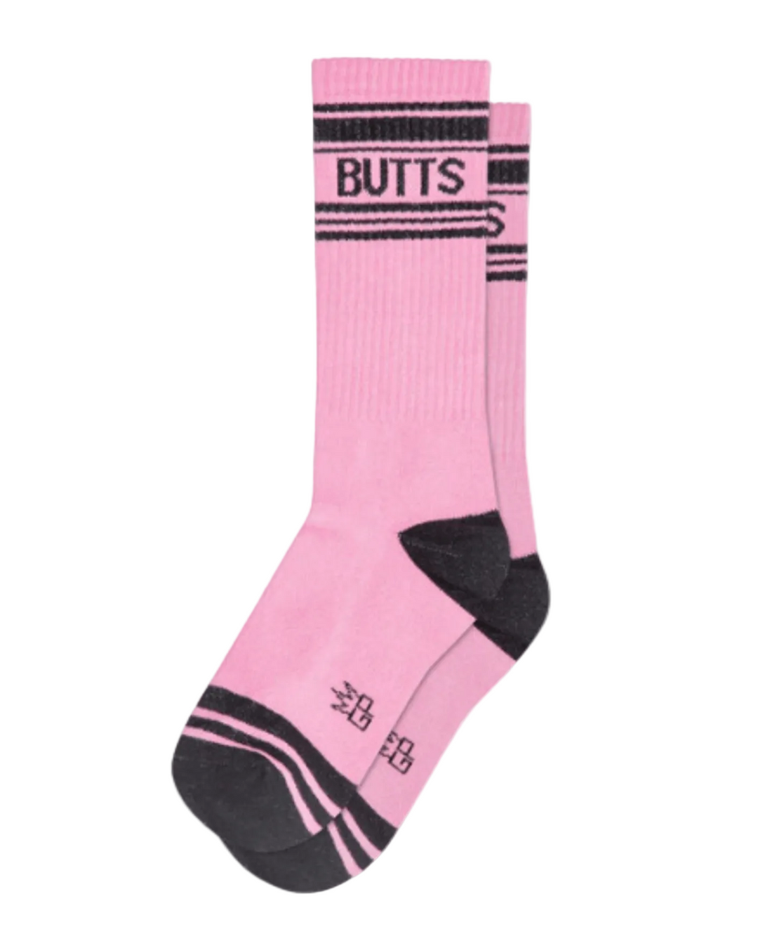 Meias Butts - Lifestyle da Gumball Poodle em rosa e preto, com lettering "BUTTS" e design retro desportivo.