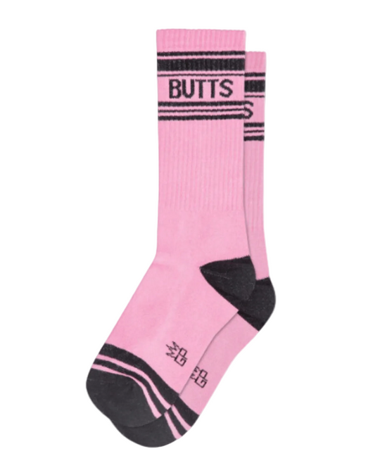 Meias Butts - Lifestyle da Gumball Poodle em rosa e preto, com lettering "BUTTS" e design retro desportivo.