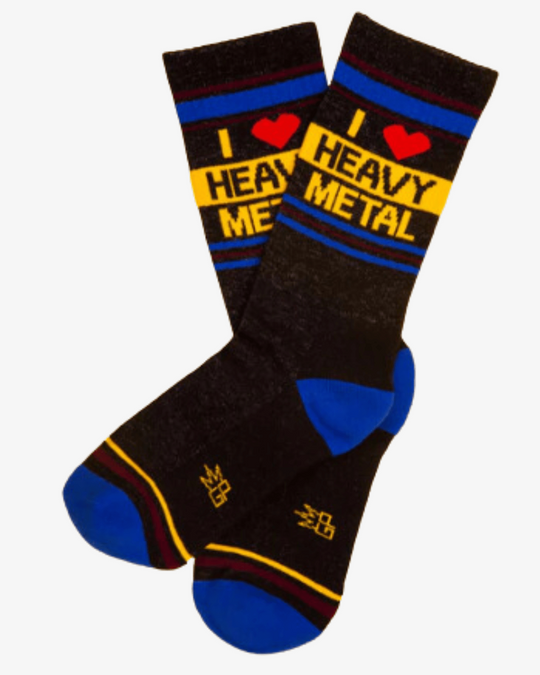 Meias I Love Heavy Metal - Lifestyle da Gumball Poodle em preto, azul e amarelo, com lettering "I Love Heavy Metal" em estilo retro.
