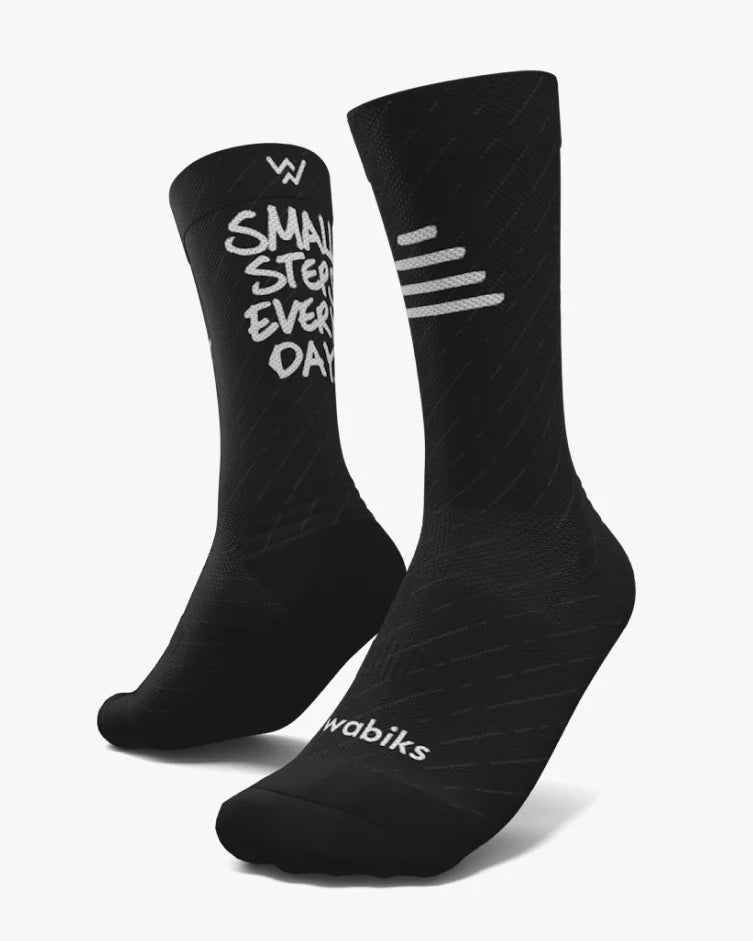 Meias Small Steps Every Day Hybrid da Wabiks em preto, com tecnologia SoftAir+ e compressão média.