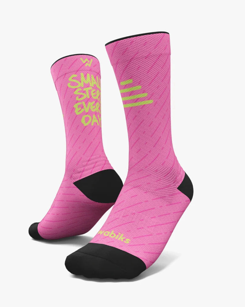Meias Small Steps Every Day Hybrid da Wabiks em rosa, com tecido técnico respirável e zonas reforçadas.