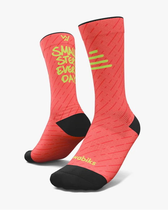 Meias Small Steps Every Day Hybrid da Wabiks em laranja, para running e treino funcional.