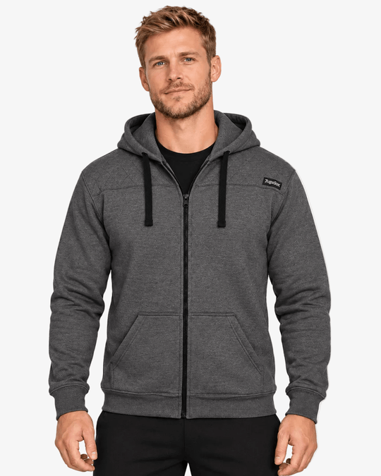 Zip Hoodie Storm Grey unissexo da TugaSox em modelo masculino, com corte atlético e fecho frontal preto.