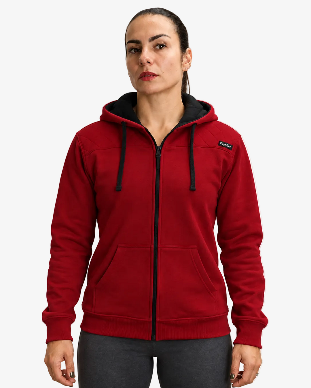 Zip Hoodie Red Rush da TugaSox em modelo feminino, com fecho preto, cordões pretos e aplicação no peito.
