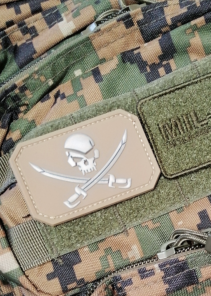PATCH em PVC Pirate Skulls & Swords Dark Coyote