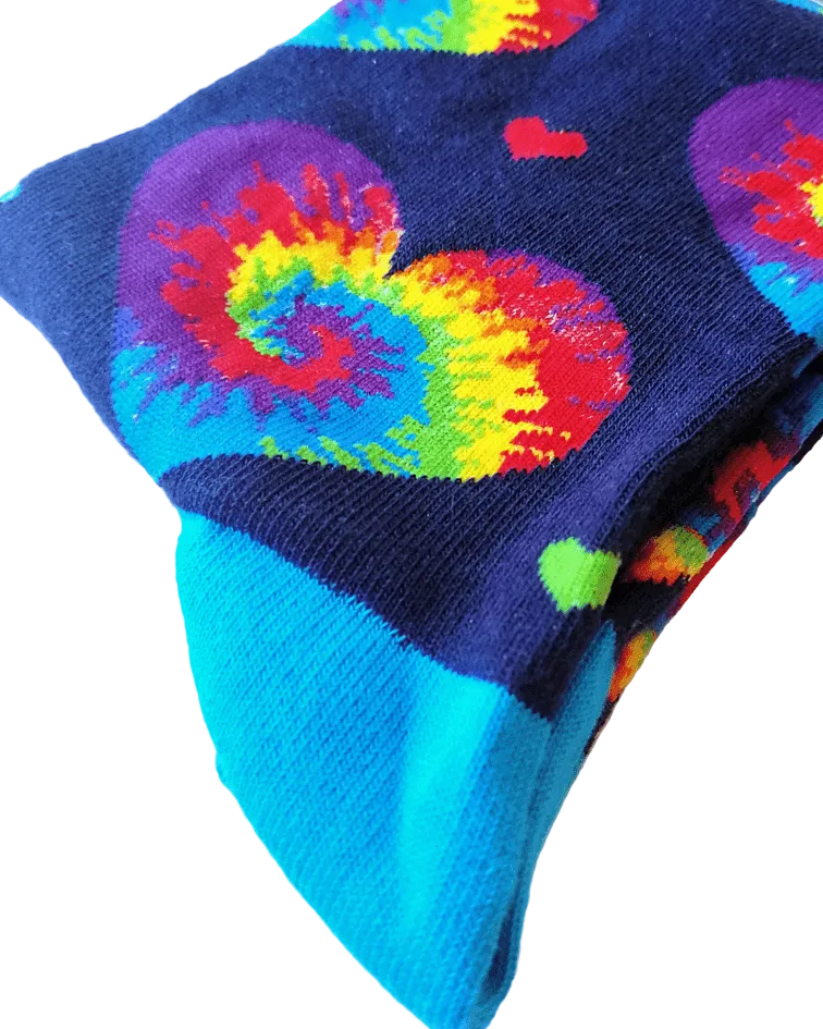 Meias I Heart Tie Dye - Lifestyle da Socksmith em azul-marinho, com padrão de corações em efeito tie-dye multicolor. - dealhe do calcanhar